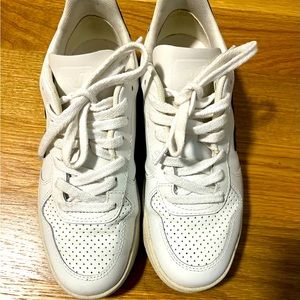 Veja women’s white / Navy sneakers, SZ 8, 38 EU